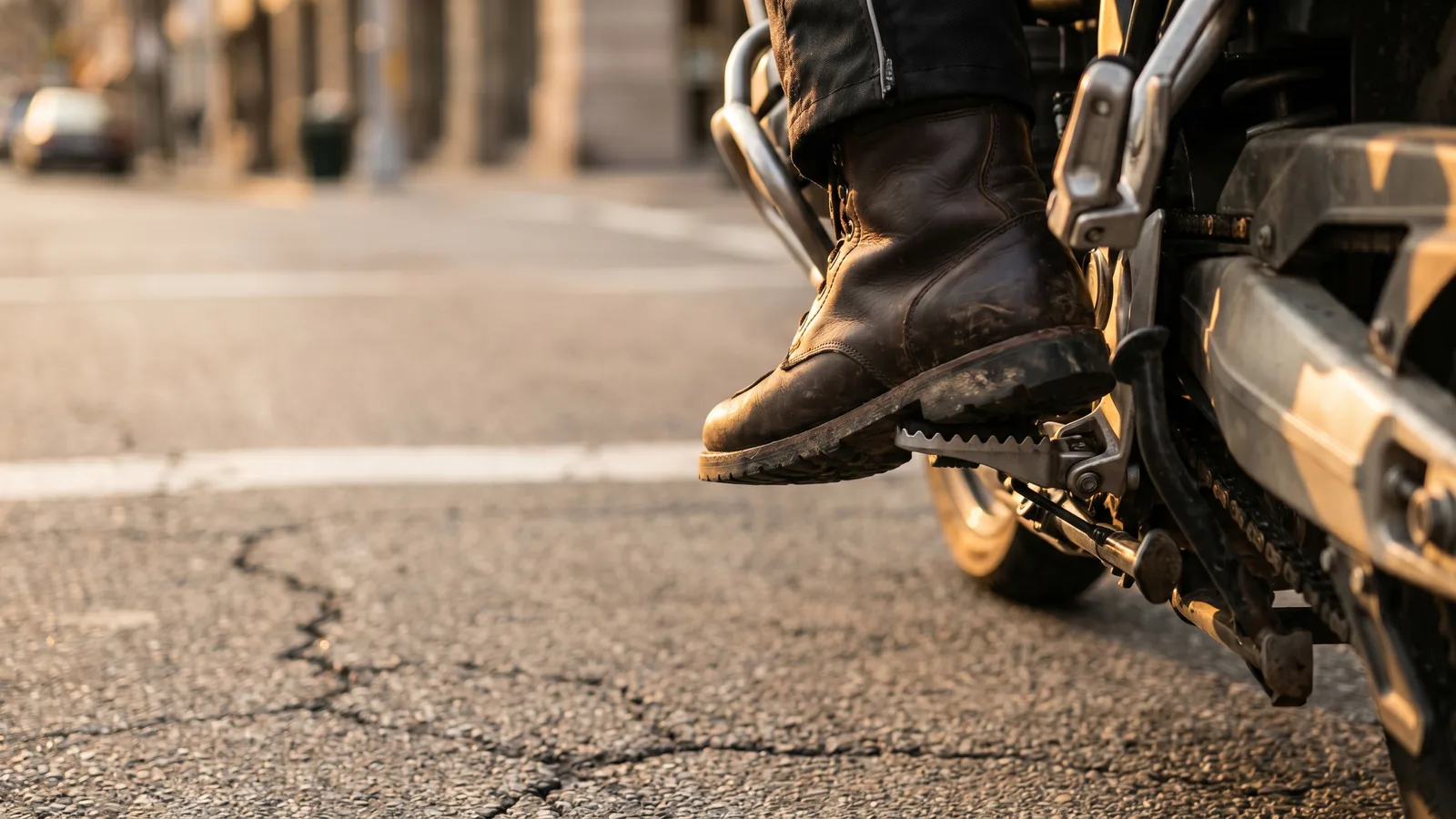Chaussures et bottes moto homologuées alignées sur l'asphalte, baskets urbaines et bottes route — comparatif InterCar
