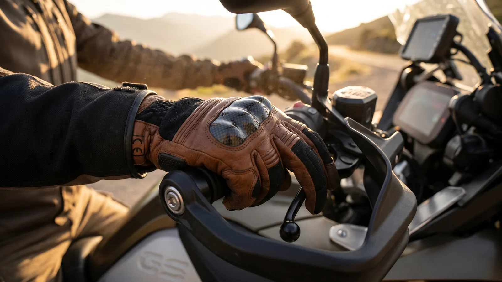 Mains gantées d'un motard sur les poignées, gants moto à protections CE — comparatif InterCar