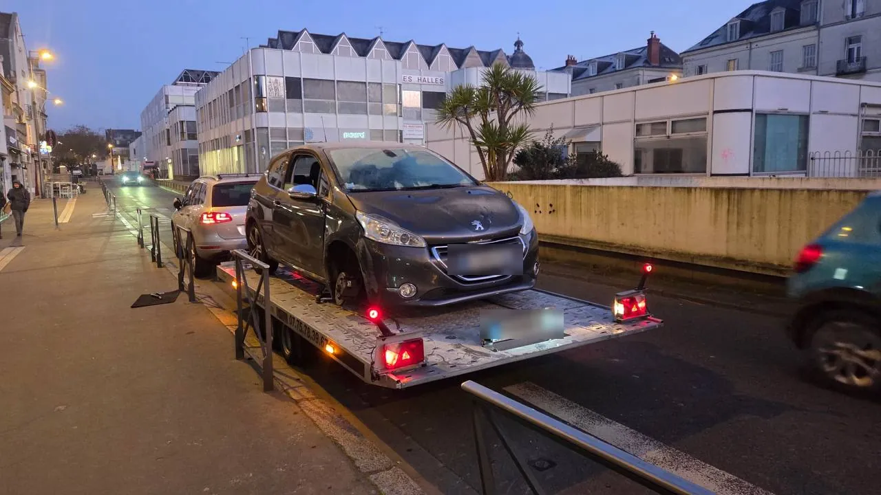 Dépannage de nuit d'une Peugeot 208 sur plateau en centre-ville de Tours, près des Halles