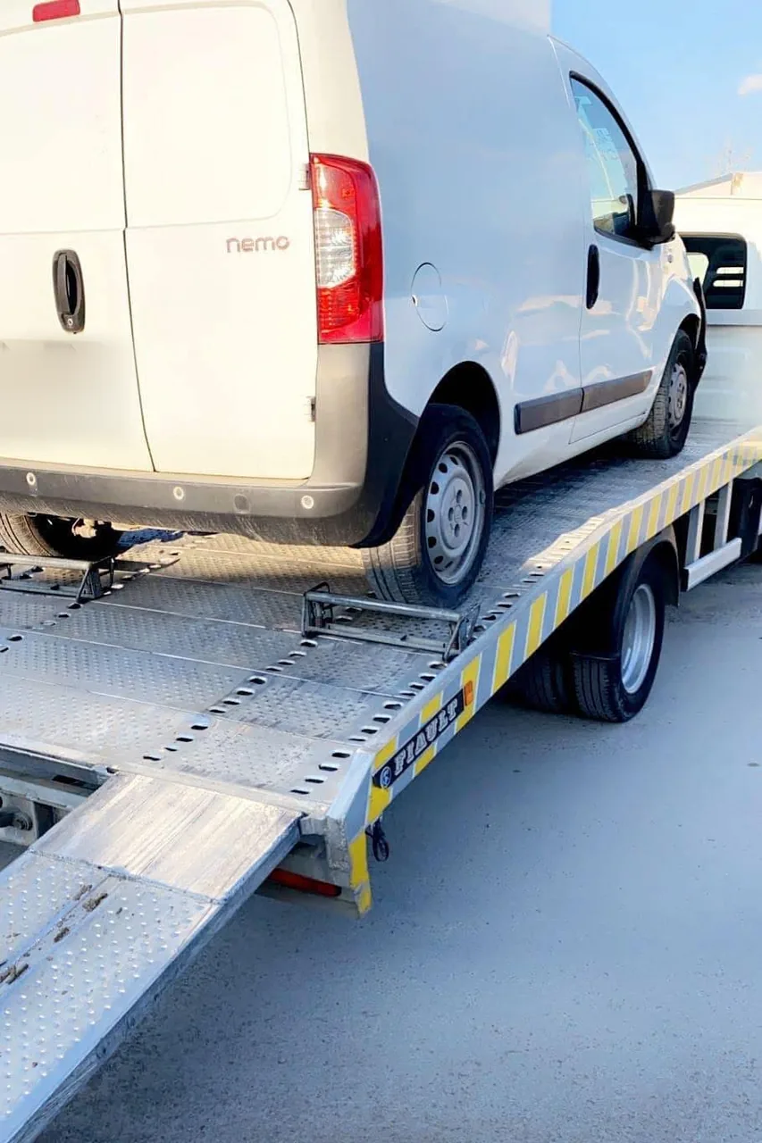 Citroën Nemo chargé sur un camion plateau à Cournonsec, près de Montpellier