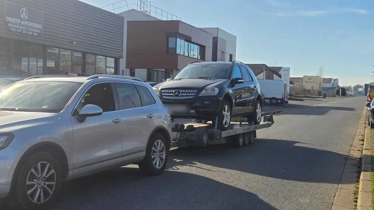 Mercedes ML noir déposé sur plateau devant un négociant automobile à Tours