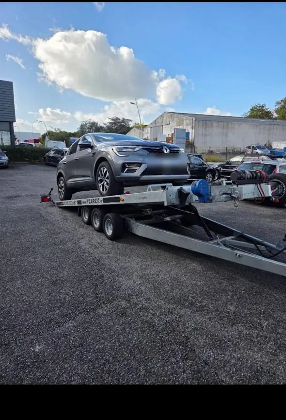 Renault Arkana treuillé sur plateau basculant lors d'un remorquage