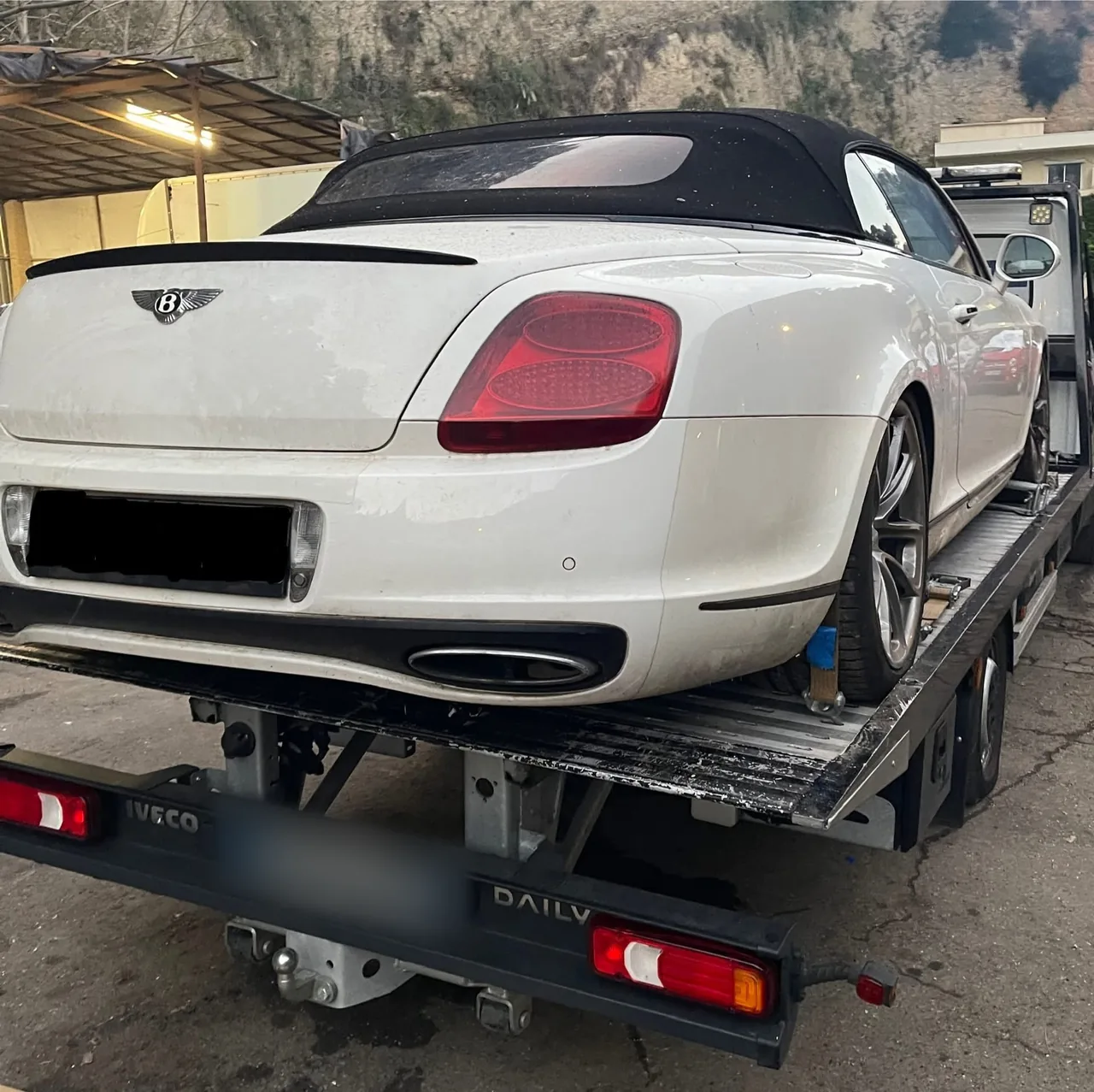 Bentley Continental GTC sanglée sur le plateau d'une dépanneuse Iveco Daily, sur la Côte d'Azur