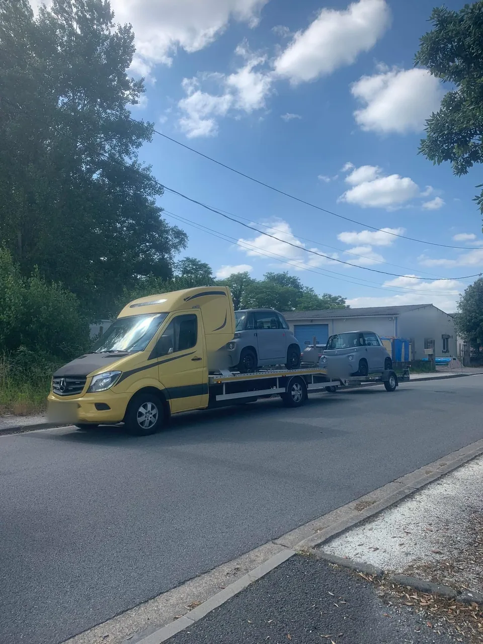 Deux Citroën Ami transportées sur une dépanneuse plateau Mercedes Sprinter et sa remorque