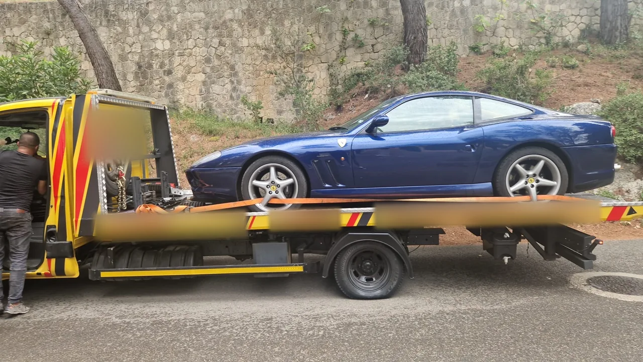 Ferrari 550 Maranello bleue sanglée sur une dépanneuse plateau