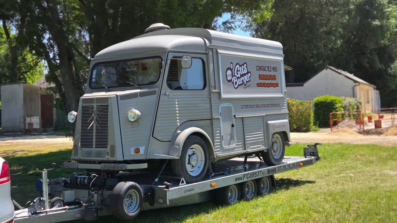 Food truck Citroën Type H de collection transporté sur plateau porte-voiture