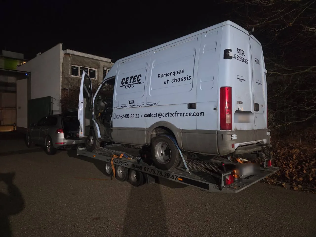 Dépannage de nuit d'un fourgon Iveco Daily chargé sur plateau