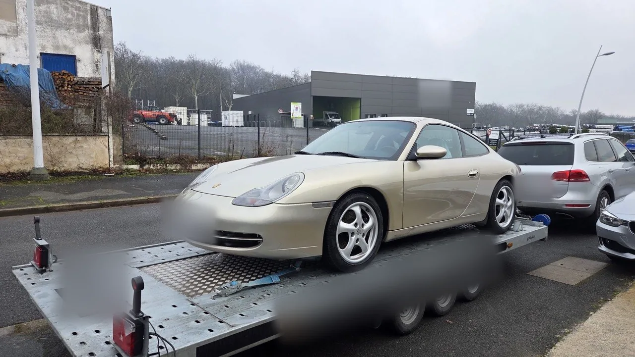 Porsche 911 (996) beige sur remorque porte-voiture en zone artisanale à Tours