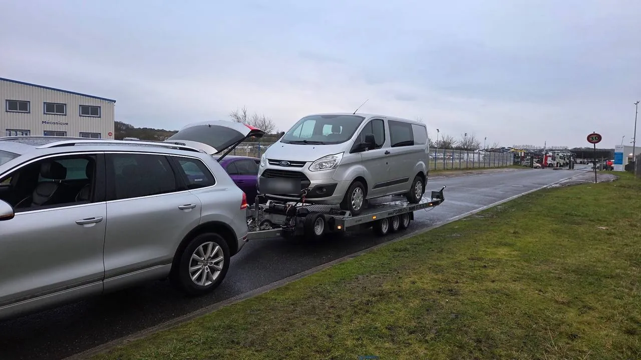 Ford Transit Custom remorqué sur plateau en zone d'activités