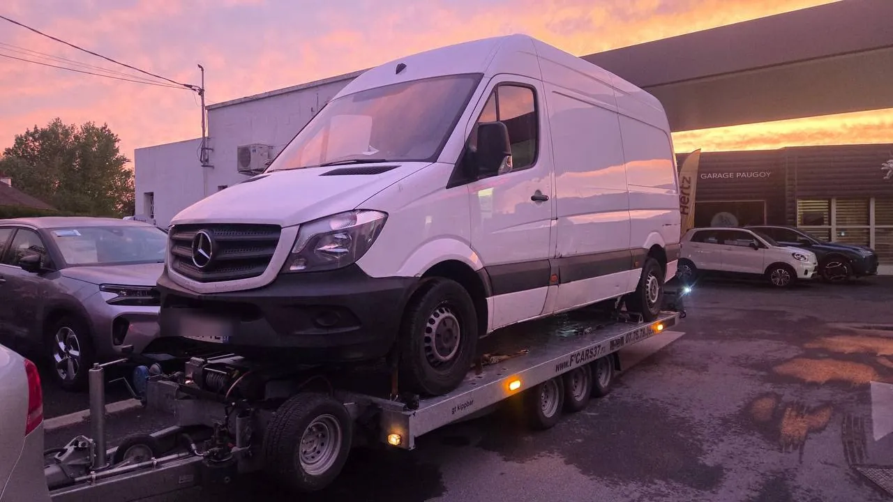 Mercedes Sprinter dépanné et livré au garage en fin de journée sur plateau