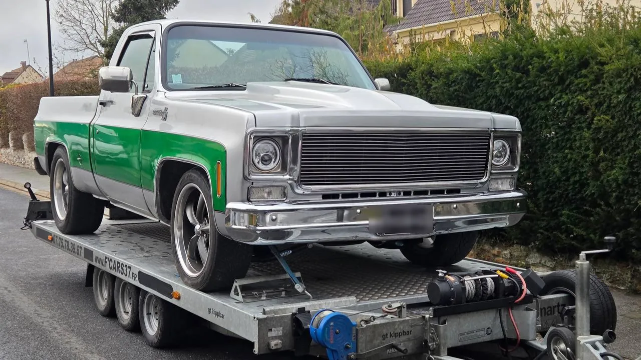 Pickup américain Chevrolet C10 en plaque collection transporté sur plateau