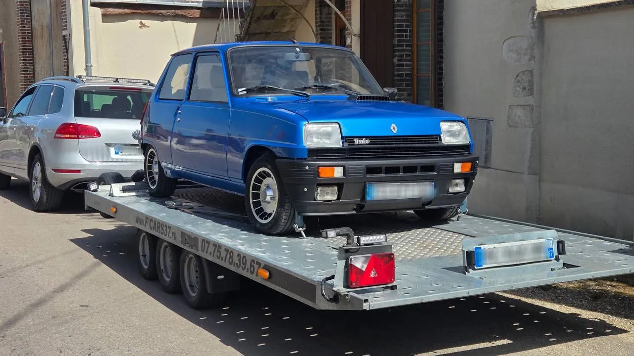 Renault 5 Alpine Turbo bleue de collection sanglée sur plateau porte-voiture